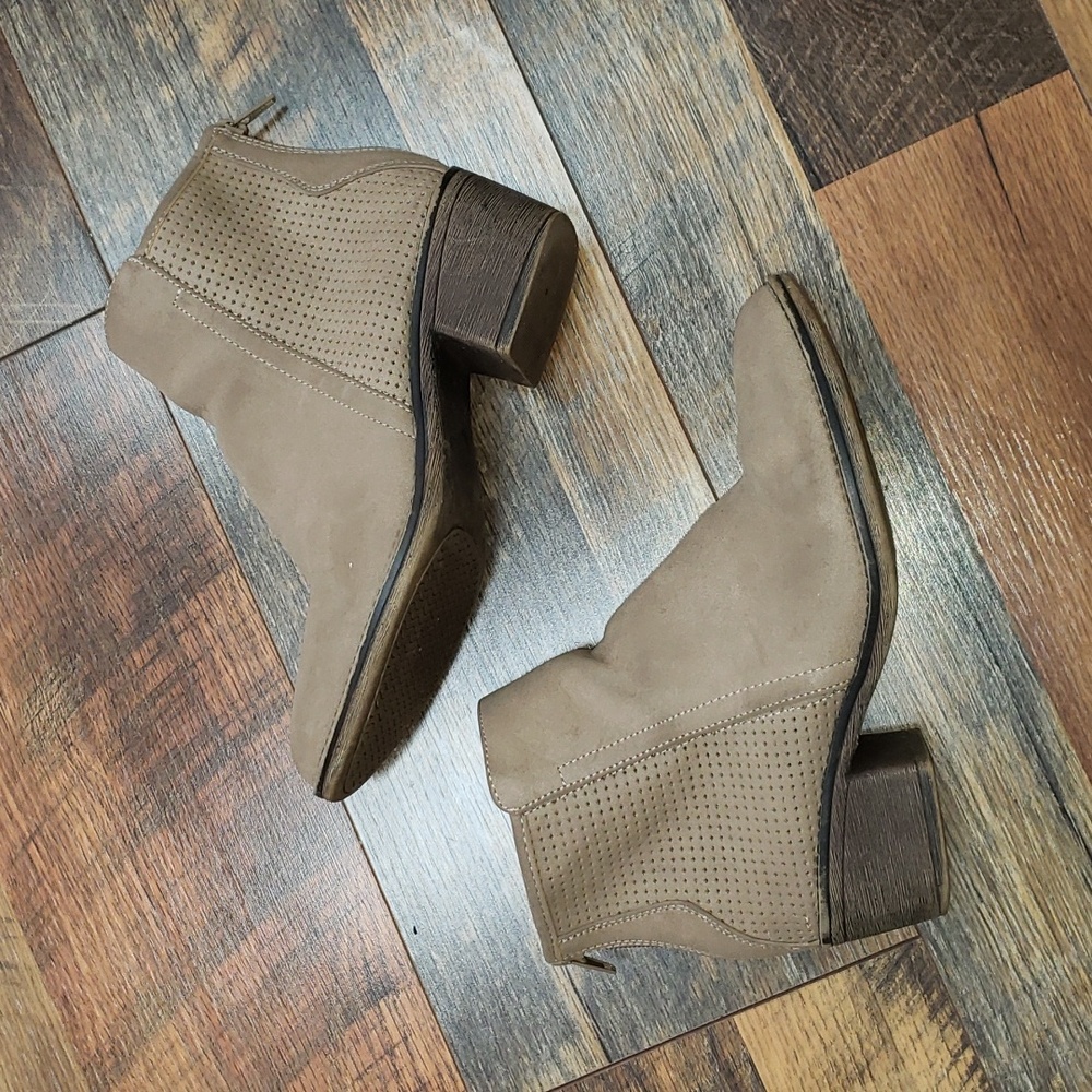 Seven Dials Yuliana Gray Beige Heeled Ankle Boots, Size 7